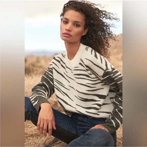 Rails Sweaters - Rails NWT Lana Mixed Abstract Tiger Gray and White Crewneck Sweater Sz L